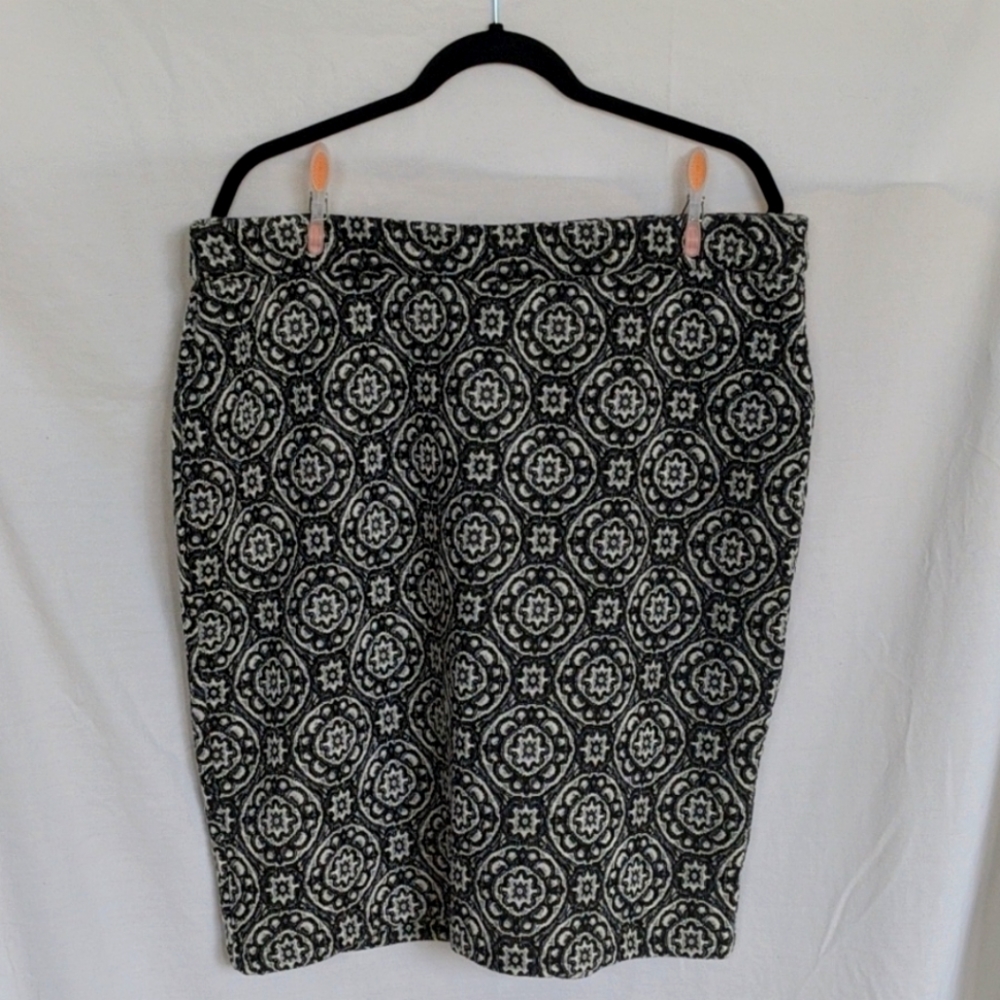 Roz & Ali black & white pencil skirt